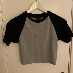 Baseball tshirt - Säljer denna söta tshirt köpt från asos. Frakt tillkommer💞