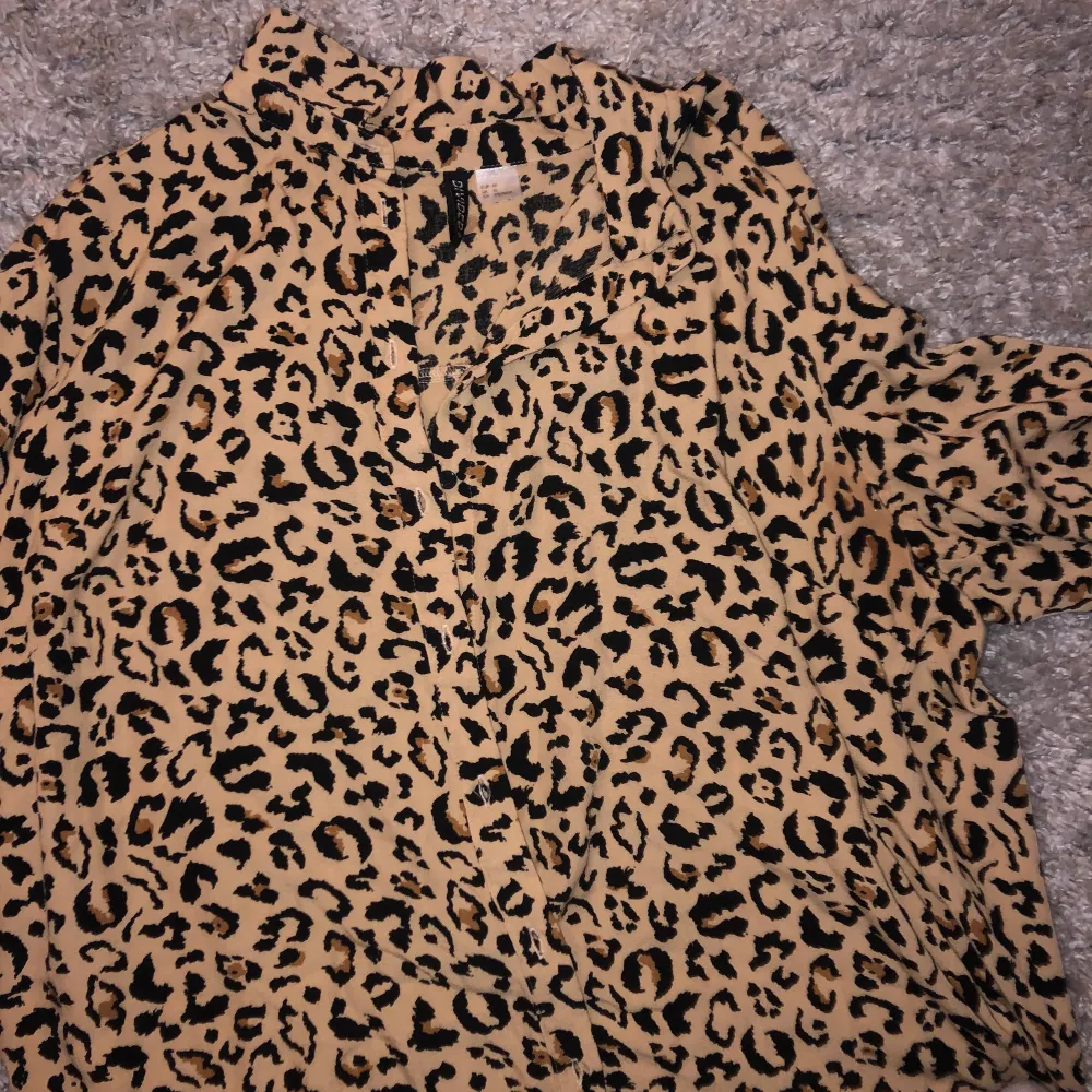 Helt oanvänd skjorta i leopardmönster strl 44 men passar allt från s-xl beroende på hur man använder den och vill att den sitter.. Skjortor.