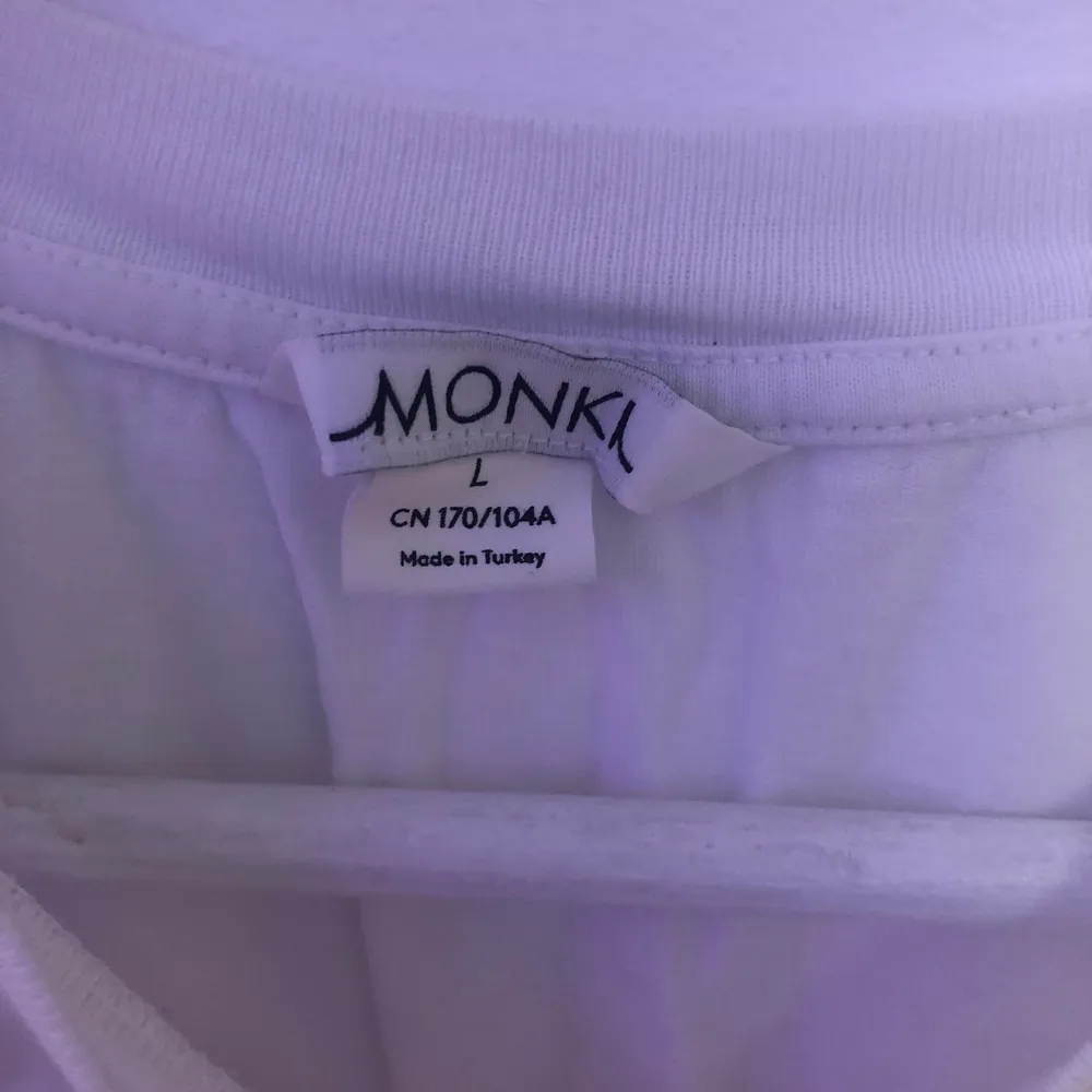 Supersöt t-shirt från Monki med svampar på 🍄 Sparsamt använd, frakt tillkommer 💕. T-shirts.