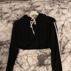 Adida jacka  - Adidas jacka använd bara en gång inga hår eller nåt sånt super fin till sommaren 