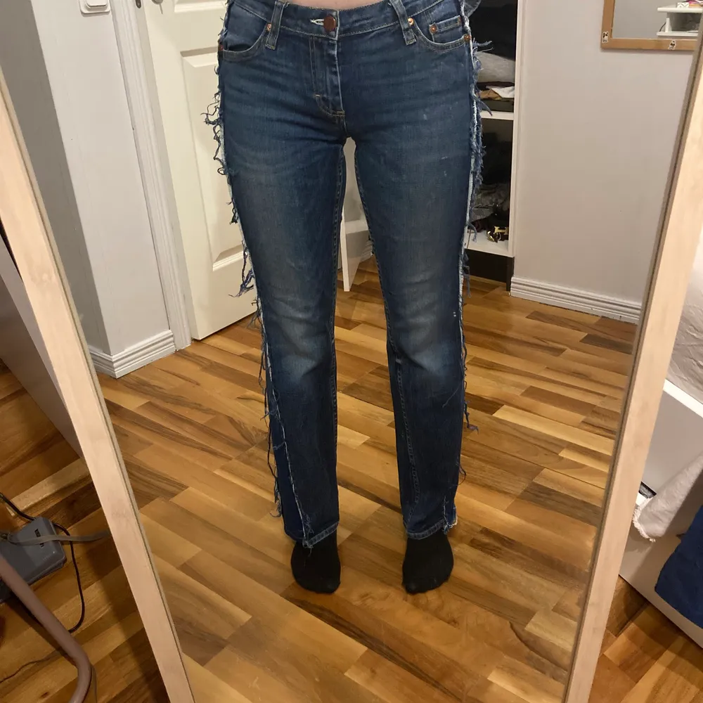 Säljer mina jeans som jag har gjort själv storlek xs köparen står för frakten❤️. Jeans & Byxor.