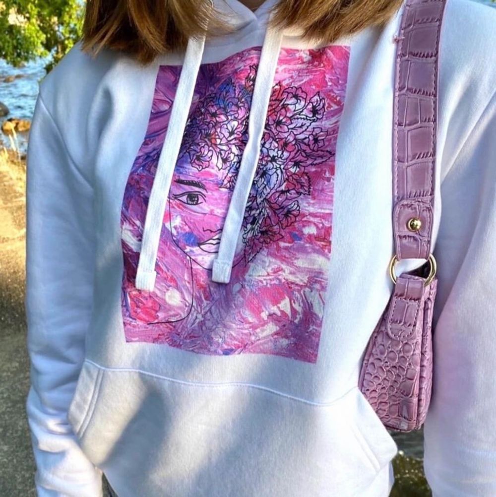 Säljer min ”flower girl” hoodie från the cool elephant. Den har blekts lite i tvätten. Den är använd några få gånger⚡️. Tröjor & Koftor.