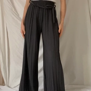 Soft Pants🖤 - Löst sittande ribbade byxor med ett band i mitt fjant som går att ta bort. Avklippta längst ner för var otroligt långa, men det märks inte. Knappt använda alls. Super passform i midjan. 