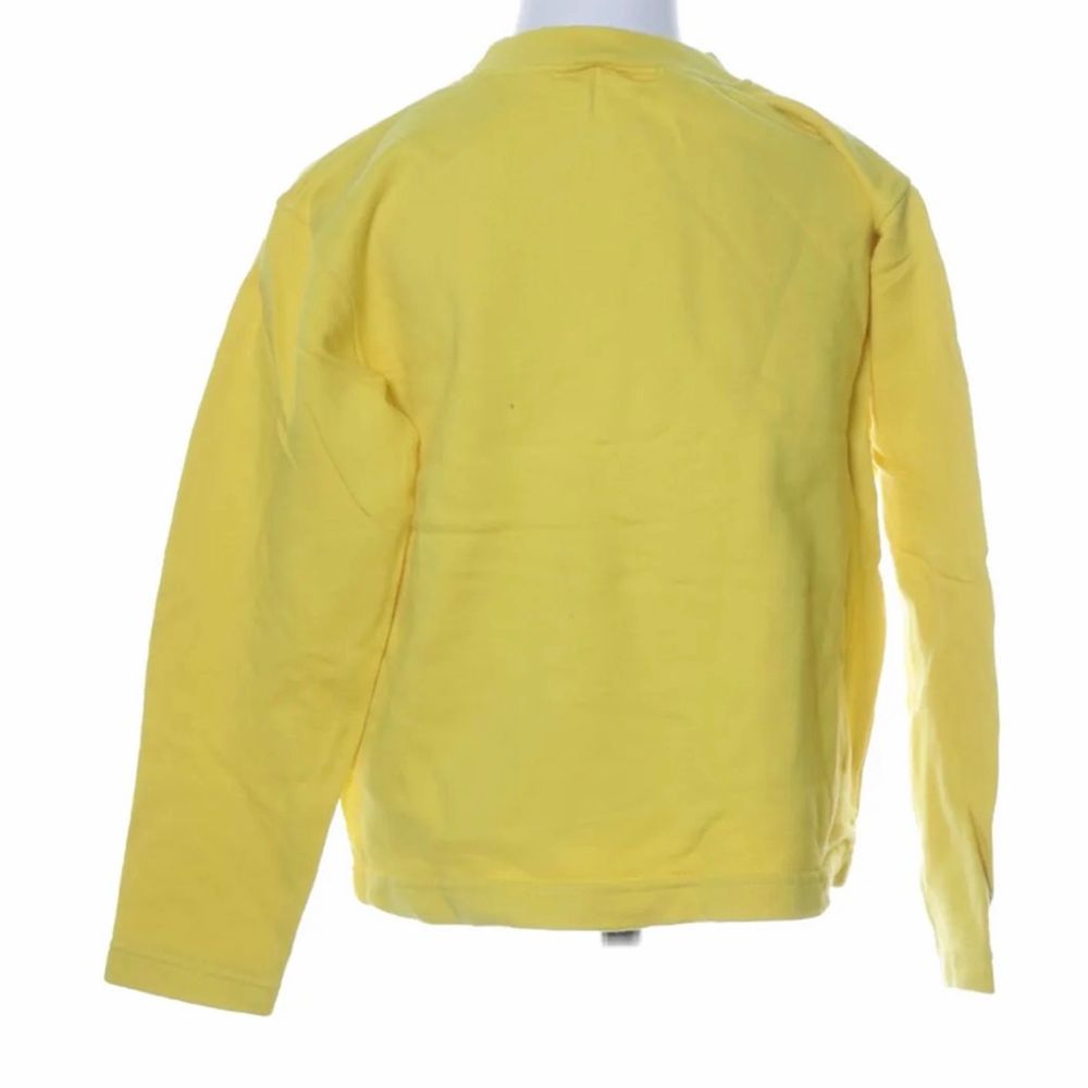 Den sötaste gula sweatshirten från esprit. Köpt second hand men kommer tyvärr inte till användning då den är lite för liten för mig. Är i barnstorlek 140-146 och skulle säga att den passar ca xxs-liten s. Tröjor & Koftor.