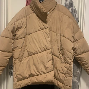 Vinterjacka  - Säljer nu min pufferjacket från Bik bok i storlek S pga har för många jackor. Endast använd några få gånger, nypris var ca 800 💗  (pris kan diskuteras vid snabb affär)