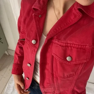 Röd jeansjacka❤️ - En röd jeansjacka med silverknappar. Vintage men knappt använd så lite ”hård” fortfarande. 