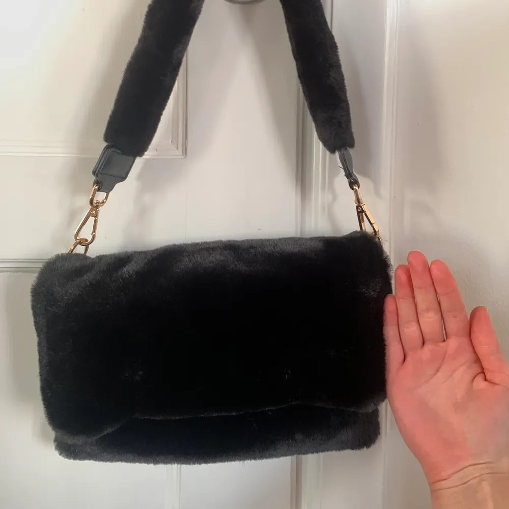 Säljer min fina svarta fluffväska från Carin Wester. På andra bilden ser man storleken bättre i förhållande till min hand. Säljer för 120kr.🌸. Väskor.