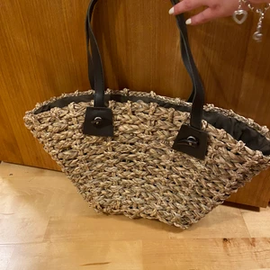 Strandväska - Superfin strandväska köpt secondhand. Har 2 st likadana. Kommer ej till användning.