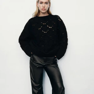 Stickad tröja  - Säljer denna fina stickade tröjan från zara då den inte kommer till användning💕hör av dig om du har frågor🙌🏻köparen står för frakten😃