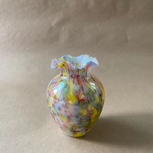 Vas Retro Murano-stil  - Nu finns denna unika retro vasen tillgänglig. Glasporslinet är inspirerad av Italiens Murano-stil och passar perfekt in i det moderna hemmet som vill ha in mer färg. Diameter största ställe: 7cm, höjd: 15cm
