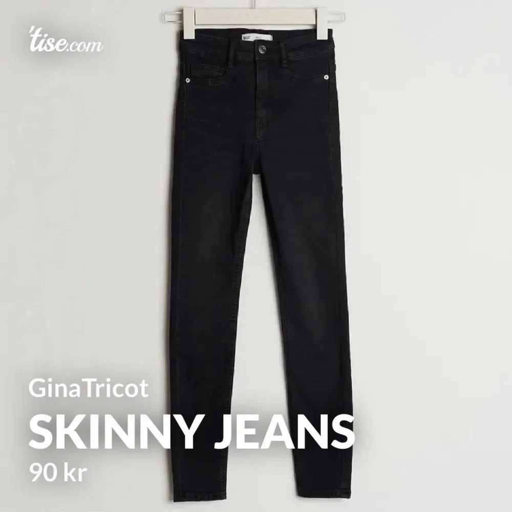 Svarta skinny jeans från Gina som knappt är använda. Som ny. Legat i garderoben i säker 1-2 år så känner att dom behöver ett nytt hem. Inget konstigt med dom. Det är superstretchigt tyg vilket jag tycker är super skönt så dom inte sitter obekvämt. Framfickorna är fake.. Jeans & Byxor.