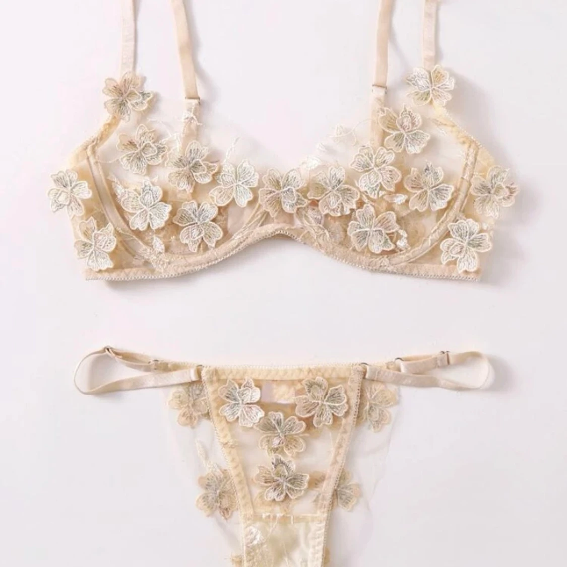 Underkläder i blommig spets