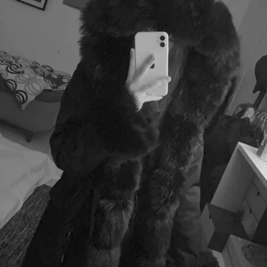 Parkas jacka - Avtagbart foder & fauxpäls. Fauxpäls på insidan. Går att stänga med både snören & dragkedja. Går även att knyta åt runt midja. Ett år gammal och använd fåtal gånger. (Går att ta bort pälsdetaljerna på ärmarna)