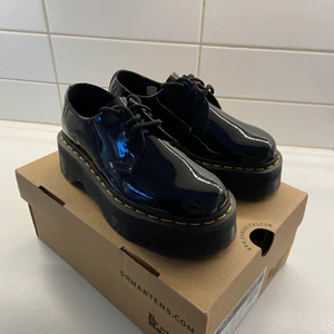Oanvända Dr Martens  - Nu säljer jag mina jätte snygga oanvända Dr Martens skor som tyvärr är någon storlek för små för mig.  Fick detta par i Julas och tiden för byte i butik har gått ut så därför får jag testa sälja dom här!  De är i storlek 36 och kommer skickas med originallåda vid köp.  Ny pris: 2000kr  Om fler bilder önskas så skicka gärna ett meddelande!  Köpare står för ev frakt. 💗