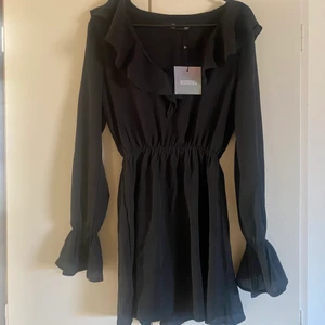 Klänning - Säljer denna svarta klänningen från missguided. Aldrig använd. Prislapp kvar. Storlek S. 200kr + frakt 66kr.