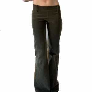 Mörkgröna lågmidjade manchesterbyxor - Militärgröna Manchester (ish?) byxor som är lågmidjade och utsvängda. Sååå fina men jag vet inte om jag tycker de passar mig riktigt :(Mått  Yb-103cm Ib-82cm M-74cm       Frakt:66❣️ 