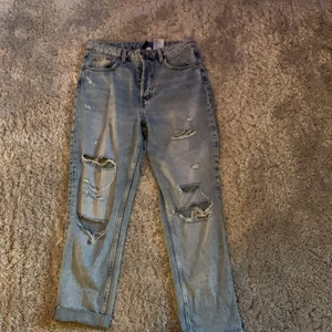 Hm jeans strl 38 - Jag säljer mina blåa/ljusblå jeans från hm! Fint skick och bra passform. Säljer dem pga att den är för stora för mig🥲 Riktigt fina nu till våren och sommaren! 🌴🌻🦋🥰💜