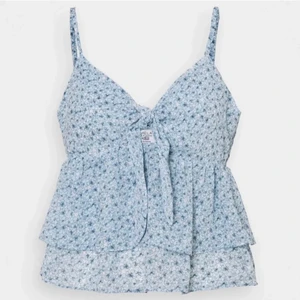 Topp från  NA-KD - Säljer denna jättefina toppen ifrån NA-KD, säljer eftersom den inte kommer till användning så mycket, men den är som i nyskick och jättefin, nypris 269kr, mitt pris, 145kr! Priset går att diskutera 