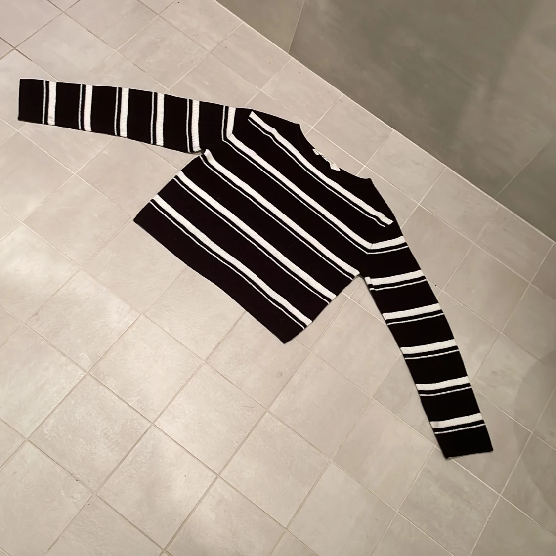 Svart randig hm tröjađ€anvĂ€nd 1-2 gĂ„ng