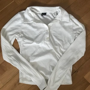Skjorttröja  - Säljer denna söta skjort liknade tröja från Gina. Väldigt fin att ha under en sweatshirt eller bara att ha så. 