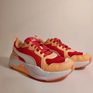 puma sneakers - puma x-ray sneakers 💥 jättesköna röd/orangea sneakers som jag använt som träningsskor. använda ganska mycket men fortfarande jättefräscha och  i bra skick !! priset går att diskutera, så ge egna förslag 😇 om fler kulle vara intresserade blir det budgivning !!