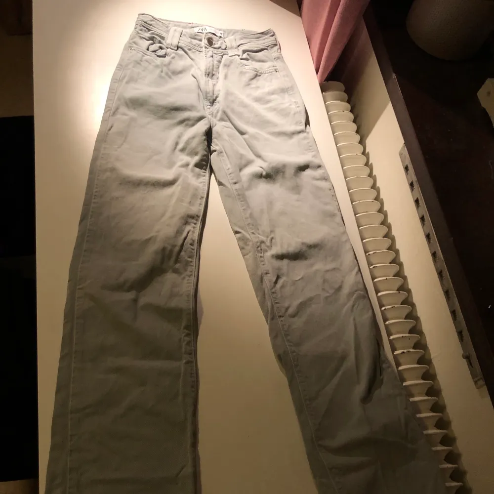 Färgen visas bäst på första bilden. Från Zara i full lenght storlek 34. Nypris 399. Superfina med en perfekt färg, säljs pga för små. . Jeans & Byxor.