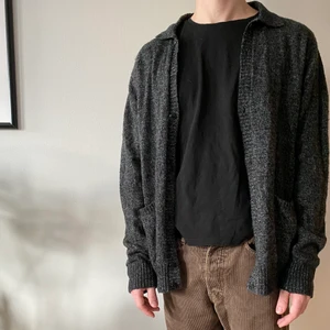 Stickad kofta från OBEY strl M - Stickad kofta från OBEY i storlek M. Mörkgrå. ullblandning. Fint skick! 