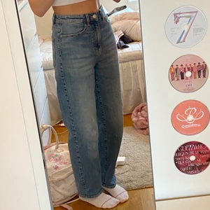 Blåa jeans - Ganska stretchiga men bra kvalitet. Varma och sköna, sitter perfekt i midjan (på mig) men sitter inte för hårt eftersom det är stretch :) (fråga gärna privat om du vill ha mått)