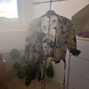 Blus från Lindex, strl S - Omlottblus från Lindex, storlek S💕