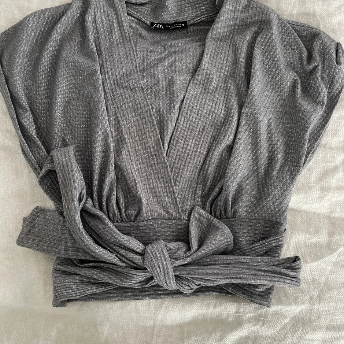 Glittrig blus från Zara