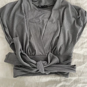 Glittrig blus från Zara - En silver-glittrig blus från Zara i storlek M men passar S💞