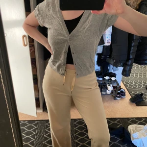 Gullig kofta - En söt och gullig kofta jag aldrig använd, jag ska stryka den då det är skrynklig utav att ha legat i min garderob hela tiden, köparen står för frakten❤️