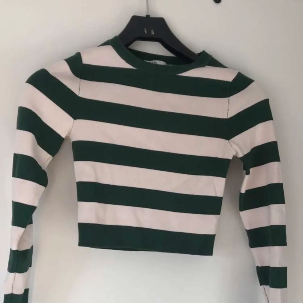 Randig, supersnygg tröja från Zara som är använd bara någon enstaka gång, liten i storleken så skulle säga att det är en XS🤍. Tröjor & Koftor.