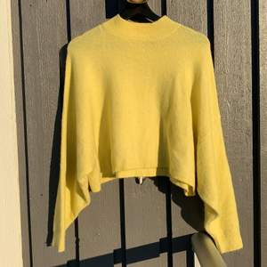Långärmad tröja i en vårig gul färg och superskönt material. Säljs då den endast kommit till användning en gång. Är i storlek XS/S men sitter oversized.