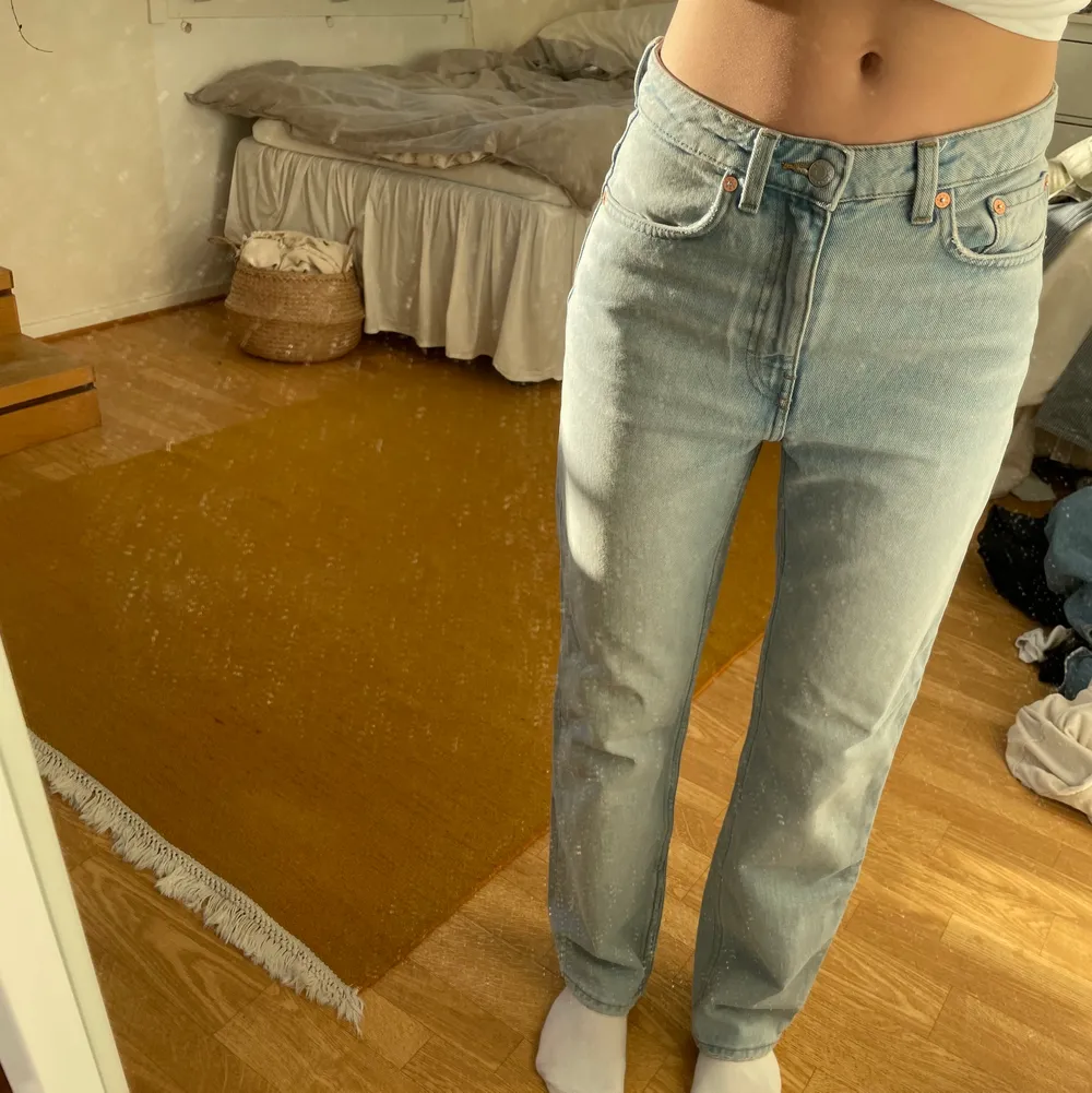 Säljer dessa weekday jeans i modellen ”Voyage High straight jeans”. Jag råkade beställa fel färg, så de är endast använda vid ett tillfälle. De är i storlek W26L30 . Jeans & Byxor.
