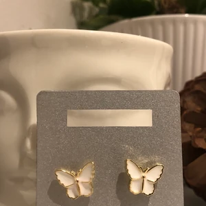 Örhängen  - Ett par fjäril örhängen jag har har köpt på shein jag säljer dom eftersom jag aldrig har använt dom och så har jag liknande örhängen♻️💚