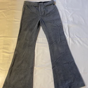 Bootcut Manchesterbyxor  - Supersnygga bootcut Manchesterbyxor som tyvärr inte passar mig längre :( Köpte dom secondhand men dom kommer från Zara och är storlek s. Innerbensmåttet är 77cm och midjemåttet tvärsöver är 38 cm. Skriv om ni har några frågor💕