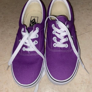 Vans - Lila Vans. Jag har aldrig använt dessa skor så dom är enbart testade och i nyskick. Ni får buda. 