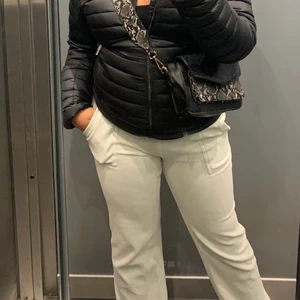 Jucy byxor  - Möter bara upp i gbg då frakt är super jobbigt! Dem är i en väldigt ljus mint grön super fina! Kan även tänkas byta me nån dom har byxor  M 