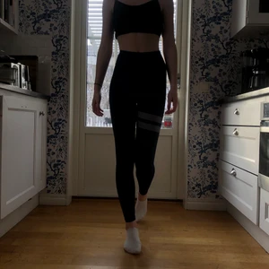 Stronger tights blå  - Säljer dessa blå stronger tights i stl XS som endast är använda ett fåtal gånger. Säljer då dem inte kommer till användning 💕 Köpta för 699 men säljer för 200 + frakt. 