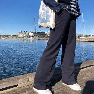 Mörkblå kostymbyxor  - Mörkblå kostymbyxor köpt vintage! Märket är Flare och byxorna är i stl M🤩