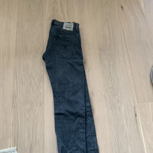 Levis 502 - Ett par mörka Levis 502