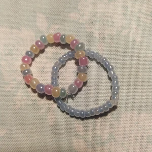 Ringar - Två hemmagjorda ringar med elastisk tråd och pärlor. 22 kr för båda eller 12 kr st. 