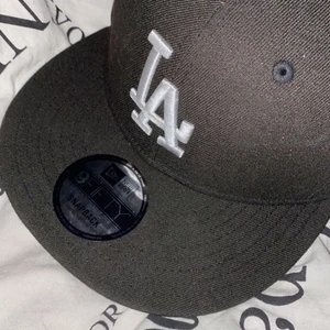 New era keps😚 - Hej sötisar jag säljer denna keps i S/M alltså justerbar. Köpte denna i butik men när jag kom hem insåg jag att den var alldeles för liten för mitt stora huvud så jag säljer iväg den❤️ orginal pris:500 mitt pris 200❤️ hoppas någon är intresserad vi hörs. Går att mötas för folk som bor nära kiruna 💋 