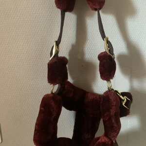 Grimma - Fluffig grimma. Helt oanvänd. I storlek Shet men på helt utspänd passar den ponny. Ifrån Amare Equipment 