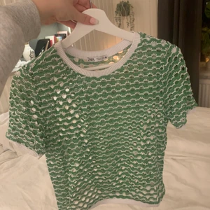 Stickad topp - Supersöt stickat/virkad topp från zara. Aldrig använd därav nyskick!!💕