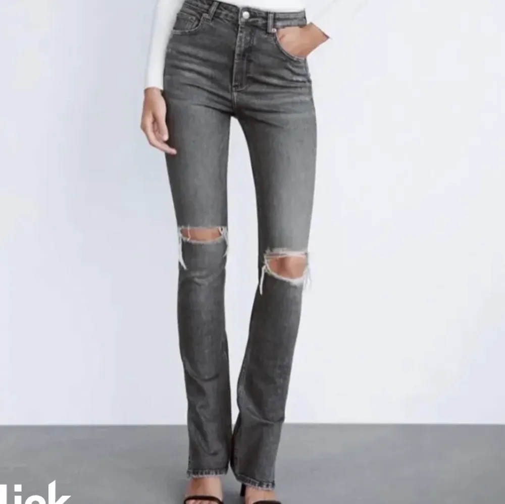 Supersnygga gråa jeans med slits och hål på knäna från Zara i storlek 36!💞 . Jeans & Byxor.