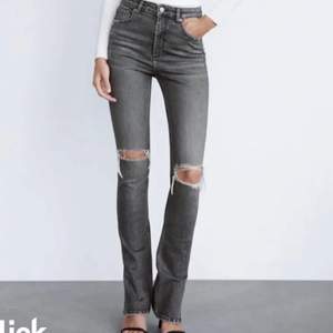 Supersnygga gråa jeans med slits och hål på knäna från Zara i storlek 36!💞 