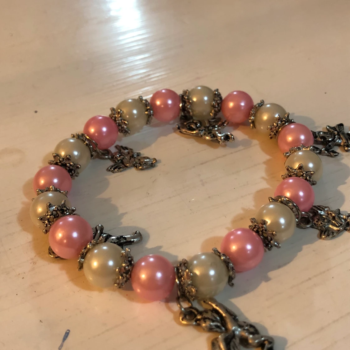 Rosa/vitt armband med små figurer - 90