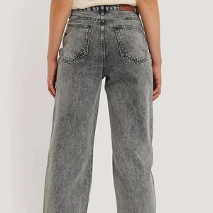 Grå jeans - Gråa flare jeans med hög midja från NAKD. Fint skick!!! Skriv för fler bilder eller frågor:)